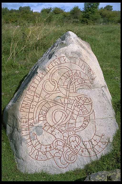 Runes written on jordfast stenblock, grå granit. Date: V 1075-1085